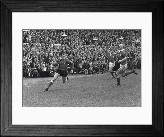 Framed Print : Gerald Davies scores against Ireland - 1971 Five Nations Framed Print : Gerald Davies scores against Ireland - 1971 Five Nations
