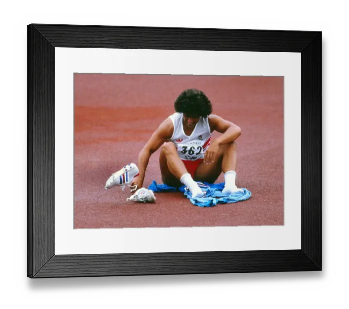 Framed Print : Fatima Whitbread breaks down in tears after losing the gold medal to Tessa Sanderson at the 1986 Edinburgh Commonwealth Games Framed Print : Fatima Whitbread breaks down in tears after losing the gold medal to Tessa Sanderson at the 1986 Edinburgh Commonwealth Games