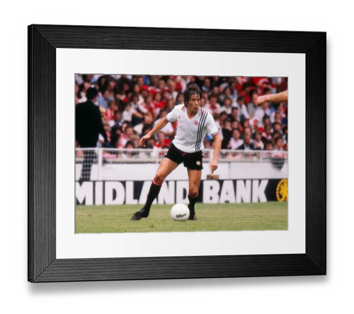 Framed Print : Manchester Uniteds Stuart Pearson - 1977 Charity Shield