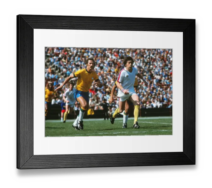 Framed Print : Englands Stuart Pearson - 1976 U. S. A. Bicentennial Cup Tournament Framed Print : Englands Stuart Pearson - 1976 U. S. A. Bicentennial Cup Tournament