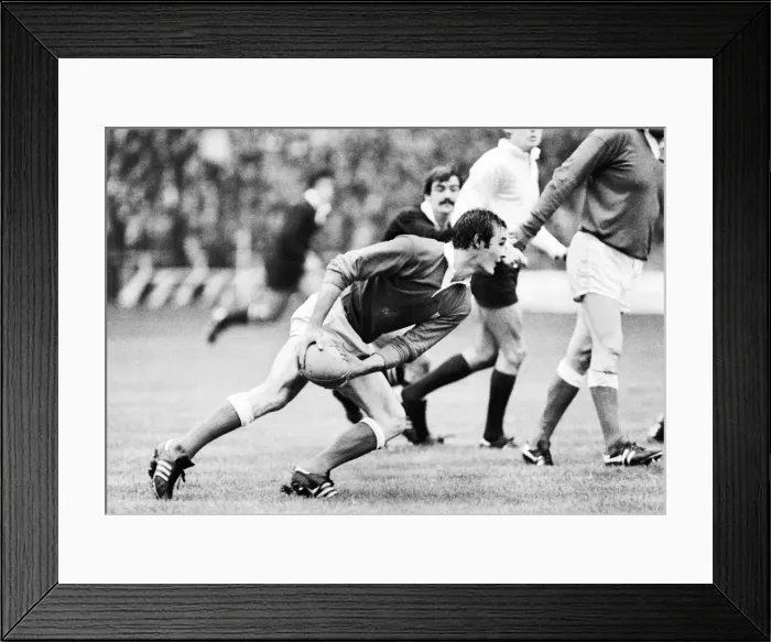 Framed Print : Wales Terry Holmes passes against the All Blacks in 1978 Framed Print : Wales Terry Holmes passes against the All Blacks in 1978