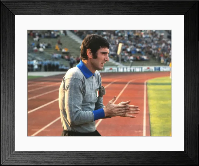 Framed Print : Italys Dino Zoff - 1974 World Cup Framed Print : Italys Dino Zoff - 1974 World Cup