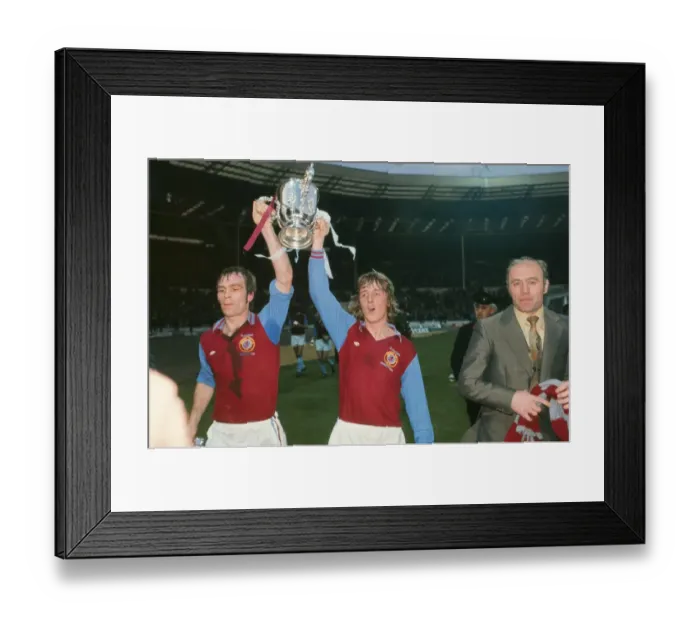 Framed Print : Aston Villas Ian Ross and Ian Chico Hamilton parade the League Cup with manager Ron Saunders in 1975
