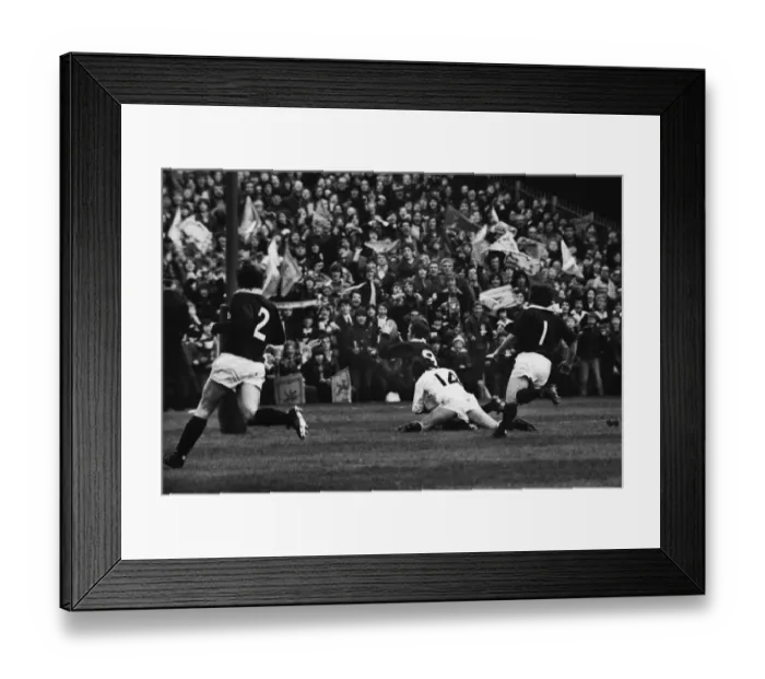 Framed Print : Alan Lawson scores against England - 1976 Five Nations