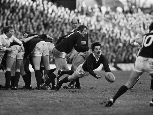 Scotlands Alan Lawson passes to John Rutherford - 1979 Five Nations