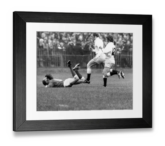 Framed Print : Wales JJ Williams scores against England - 1975 Five Nations Framed Print : Wales JJ Williams scores against England - 1975 Five Nations
