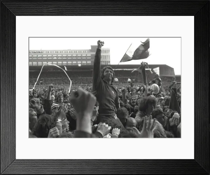 Framed Print : JPR Williams is carried off the Cardiff Arms Park pitch after his final game for Wales Framed Print : JPR Williams is carried off the Cardiff Arms Park pitch after his final game for Wales