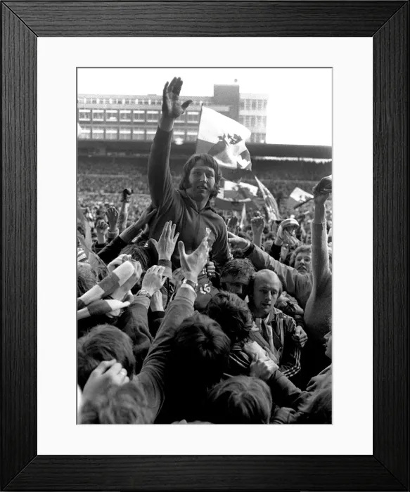 Framed Print : JPR Williams is carried off the Cardiff Arms Park pitch after his final game for Wales Framed Print : JPR Williams is carried off the Cardiff Arms Park pitch after his final game for Wales