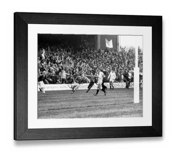 Framed Print : Wales Elgan Rees scores against England - 1980 Five Nations