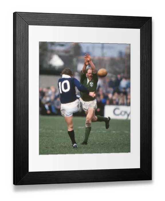 Framed Print : Irelands Nigel Carr attempts to charge-down Scotlands John Rutherford - 1986 Five Nations Framed Print : Irelands Nigel Carr attempts to charge-down Scotlands John Rutherford - 1986 Five Nations