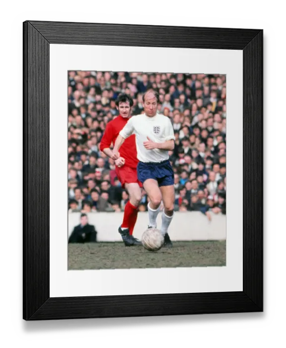 Framed Print : Bobby Charlton - England Framed Print : Bobby Charlton - England