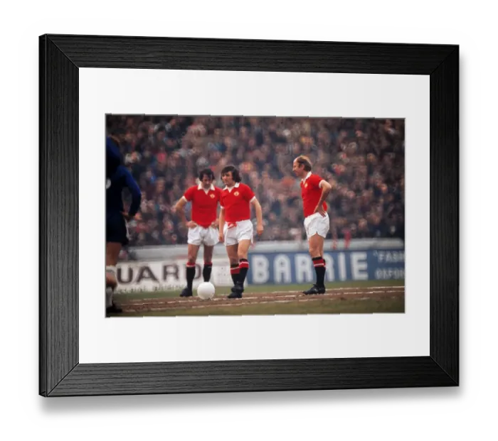 Framed Print : Bibby Charlton prepares to kick-off for Manchester United in his final game for the club Framed Print : Bibby Charlton prepares to kick-off for Manchester United in his final game for the club