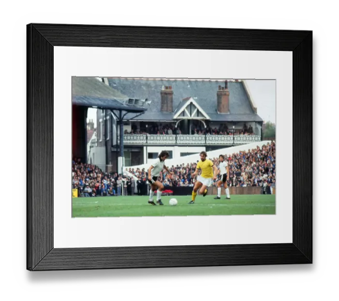 Framed Print : George Best on his debut for Fulham Framed Print : George Best on his debut for Fulham