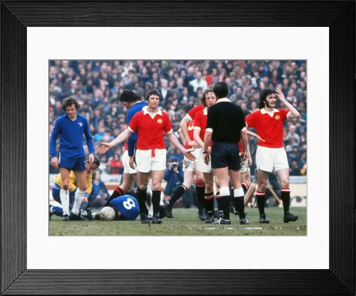 Framed Print : Manchester Uniteds Willie Morgan appeals to the referee in 1973 Framed Print : Manchester Uniteds Willie Morgan appeals to the referee in 1973