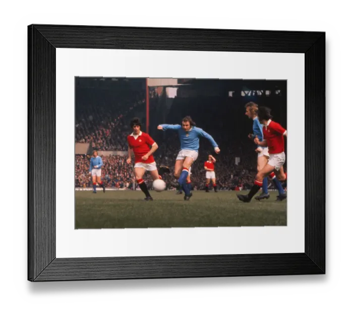 Framed Print : Denis Tueart shoots for Manchester City in 1974 Framed Print : Denis Tueart shoots for Manchester City in 1974
