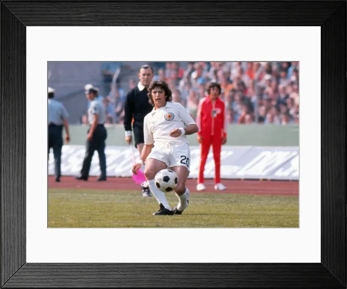 Framed Print : Scotlands Willie Morgan - 1974 World Cup Framed Print : Scotlands Willie Morgan - 1974 World Cup