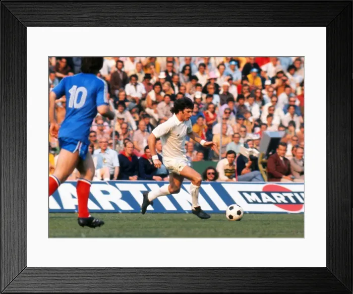 Framed Print : Scotlands Willie Morgan - 1974 World Cup Framed Print : Scotlands Willie Morgan - 1974 World Cup