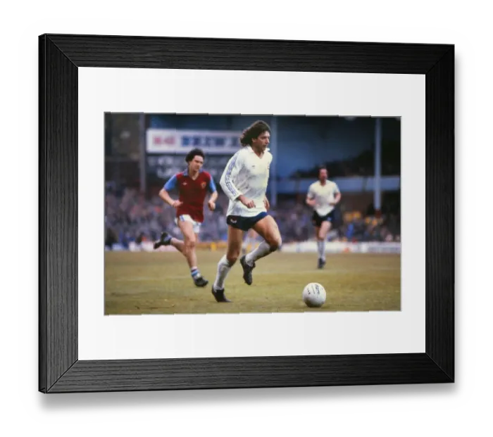 Framed Print : Willie Morgan - Bolton Wanderers Framed Print : Willie Morgan - Bolton Wanderers