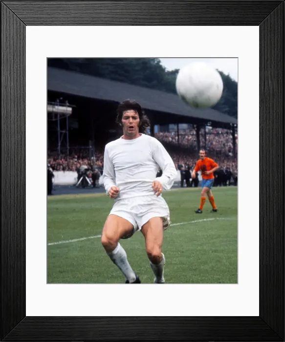 Framed Print : Willie Morgan - Manchester United Framed Print : Willie Morgan - Manchester United