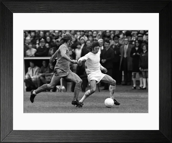 Framed Print : Willie Morgan - Manchester United Framed Print : Willie Morgan - Manchester United