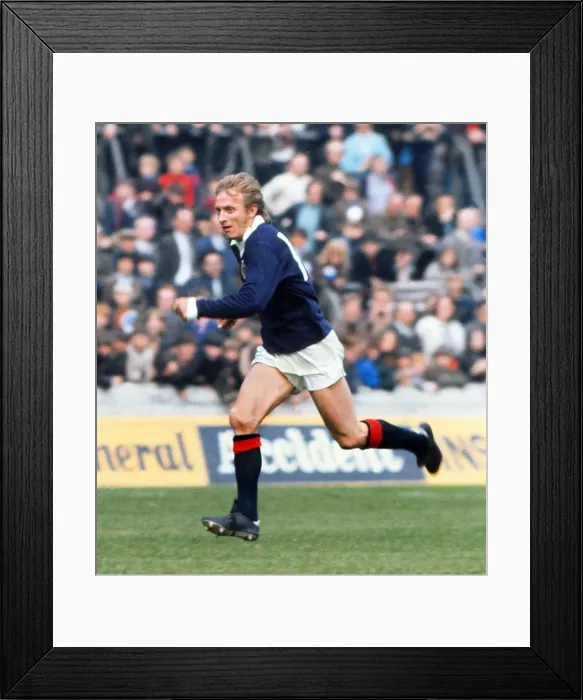 Framed Print : Scotlands Denis Law - 1972 British Home Championship Framed Print : Scotlands Denis Law - 1972 British Home Championship