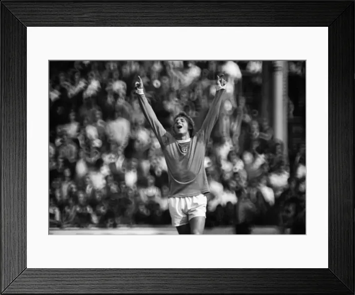 Framed Print : Manchester Citys Denis Law - 1973 Charity Shield Framed Print : Manchester Citys Denis Law - 1973 Charity Shield