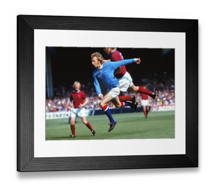Framed Print : Manchester Citys Denis Law - 1973 Charity Shield Framed Print : Manchester Citys Denis Law - 1973 Charity Shield