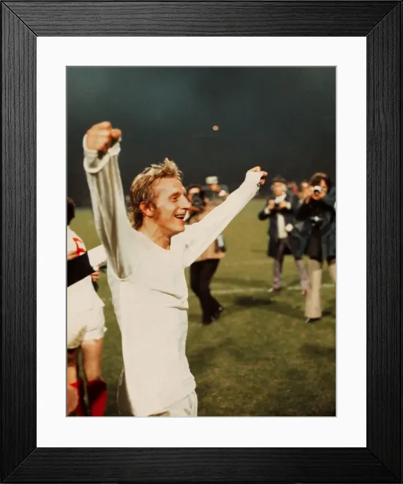 Framed Print : Scotlands Denis Law celebrates qualification for the 1974 World Cup