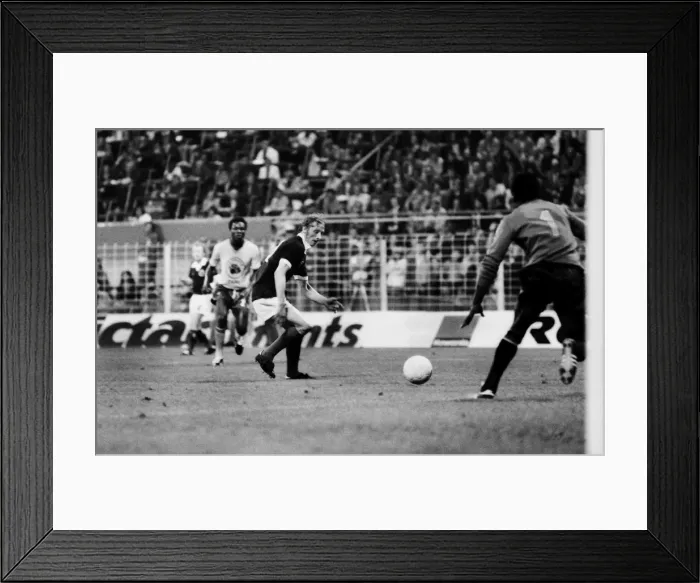 Framed Print : Scotlands Denis Law - 1974 World Cup Framed Print : Scotlands Denis Law - 1974 World Cup