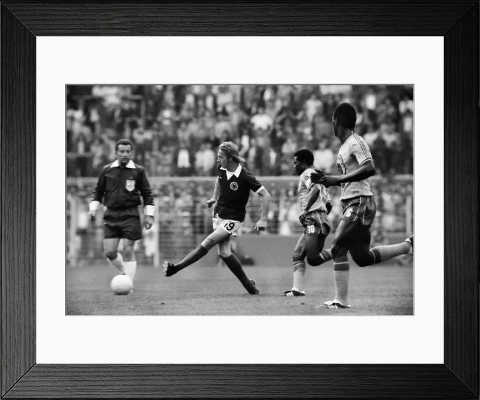 Framed Print : Scotlands Denis Law - 1974 World Cup Framed Print : Scotlands Denis Law - 1974 World Cup