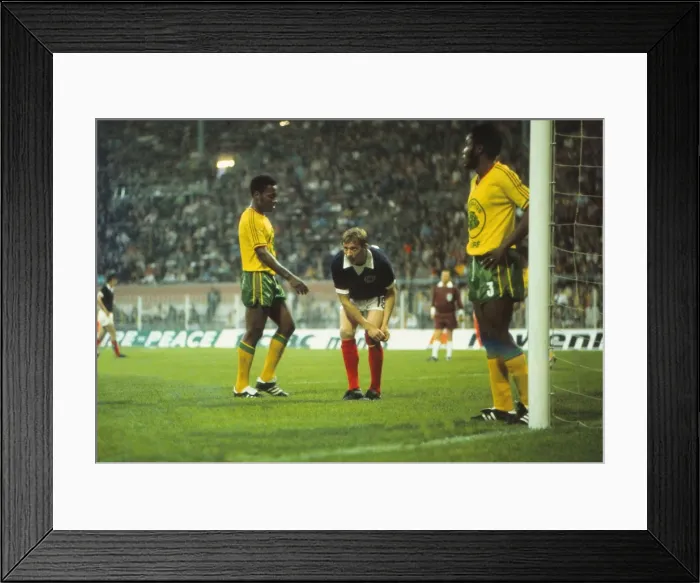 Framed Print : Scotlands Denis Law - 1974 World Cup Framed Print : Scotlands Denis Law - 1974 World Cup
