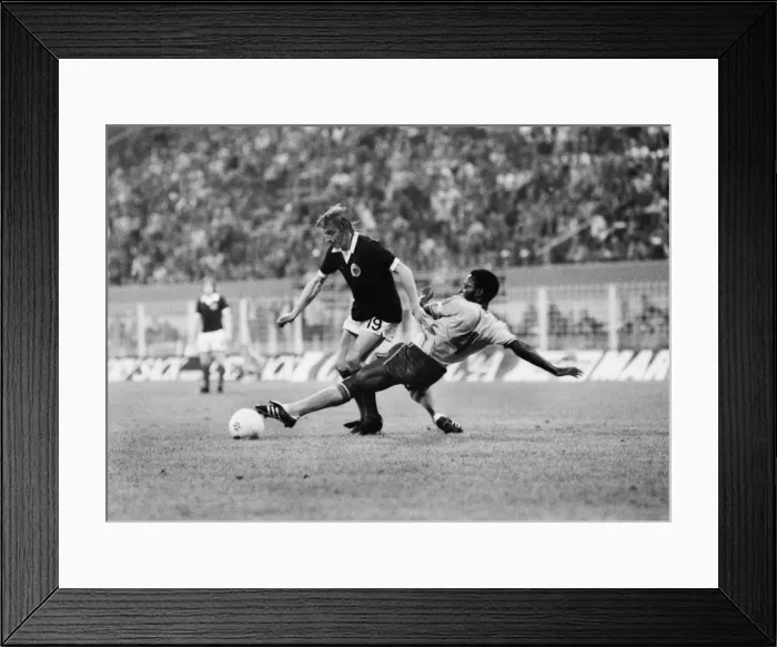 Framed Print : Scotlands Denis Law - 1974 World Cup Framed Print : Scotlands Denis Law - 1974 World Cup
