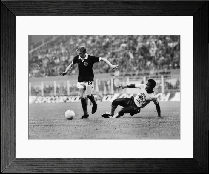 Framed Print : Scotlands Denis Law - 1974 World Cup Framed Print : Scotlands Denis Law - 1974 World Cup