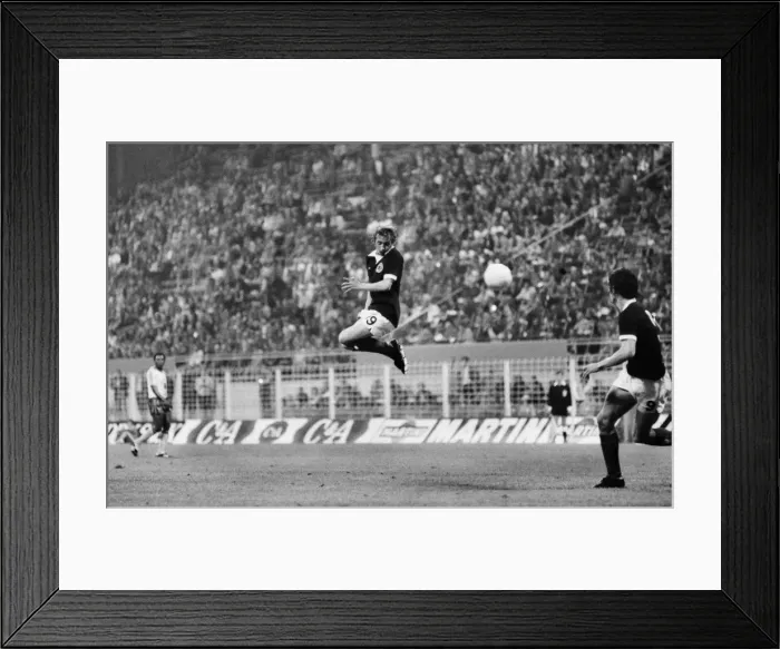 Framed Print : Scotlands Denis Law - 1974 World Cup Framed Print : Scotlands Denis Law - 1974 World Cup