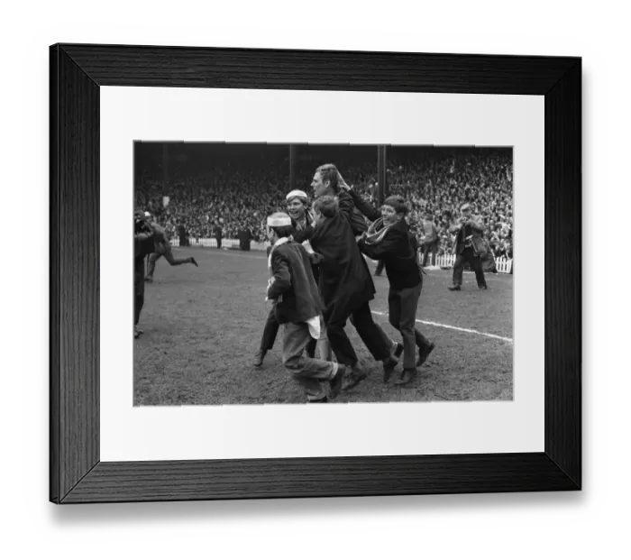 Framed Print : Everton goalkeeper Gordon West is congratulated by young fans after victory over Leeds - 1968 FA Cup Framed Print : Everton goalkeeper Gordon West is congratulated by young fans after victory over Leeds - 1968 FA Cup