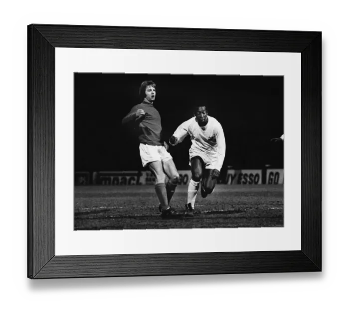 Framed Print : Pele of Santos and Fulhams Les Barrett Framed Print : Pele of Santos and Fulhams Les Barrett