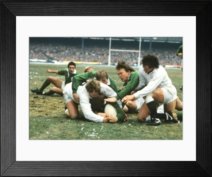 Framed Print : Irelands Trevor Ringland scores against England - 1986 Five Nations