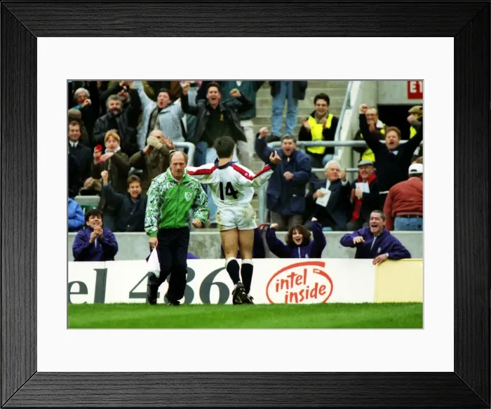 Framed Print : Tony Underwood celebrates his try against Scotland - 1993 Five Nations Framed Print : Tony Underwood celebrates his try against Scotland - 1993 Five Nations