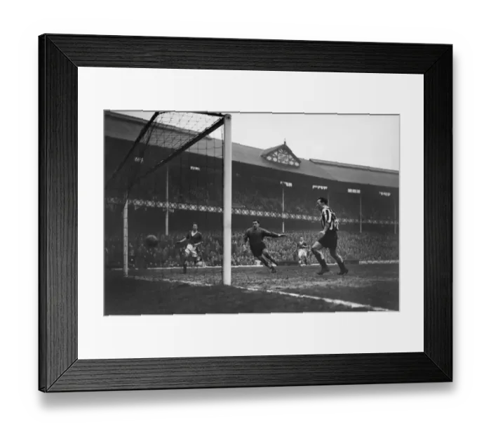 Framed Print : Arthur Bottom scores for Newcastle United in 1958 Framed Print : Arthur Bottom scores for Newcastle United in 1958
