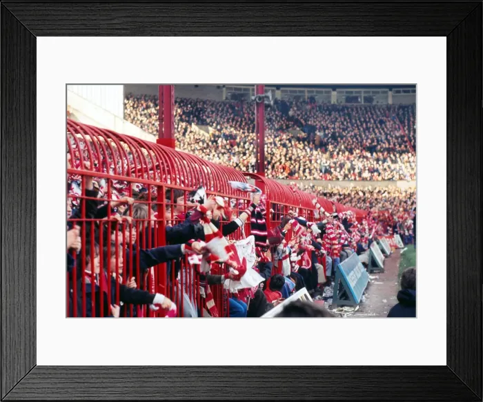 Framed Print : Manchester United fans hold their scarves through fences at the Stretford End in 1977 Framed Print : Manchester United fans hold their scarves through fences at the Stretford End in 1977