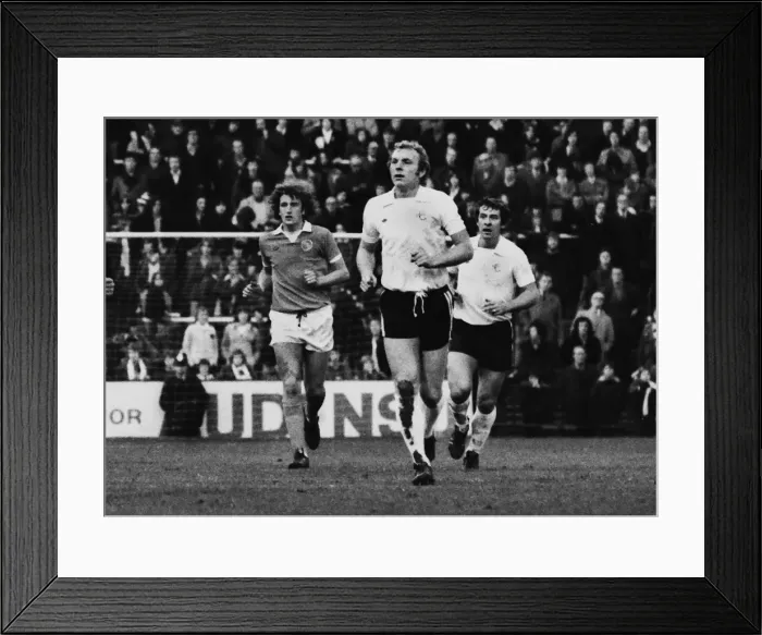 Framed Print : Bobby Moore - Fulham Framed Print : Bobby Moore - Fulham
