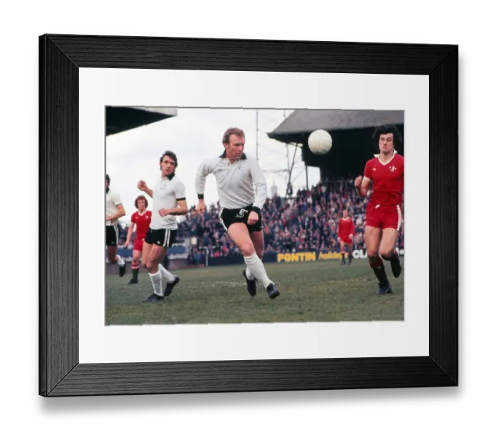Framed Print : Bobby Moore - Fulham Framed Print : Bobby Moore - Fulham