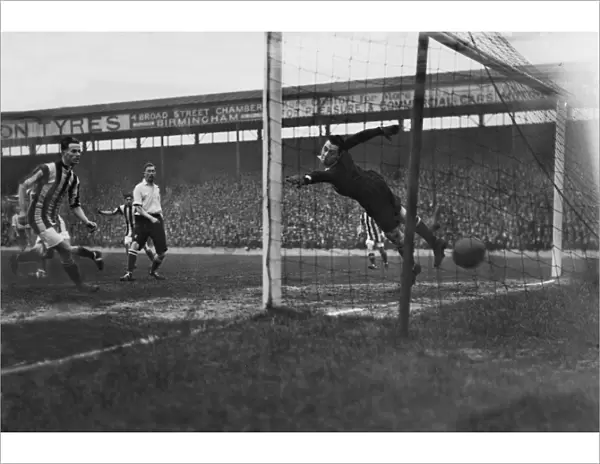 West Broms Fred Morris scores against Corinthian in the 1923  /  4 FA Cup