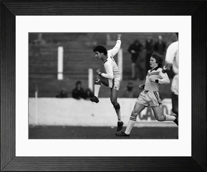 Framed Print : Bobby Fisher - Leyton Orient Framed Print : Bobby Fisher - Leyton Orient