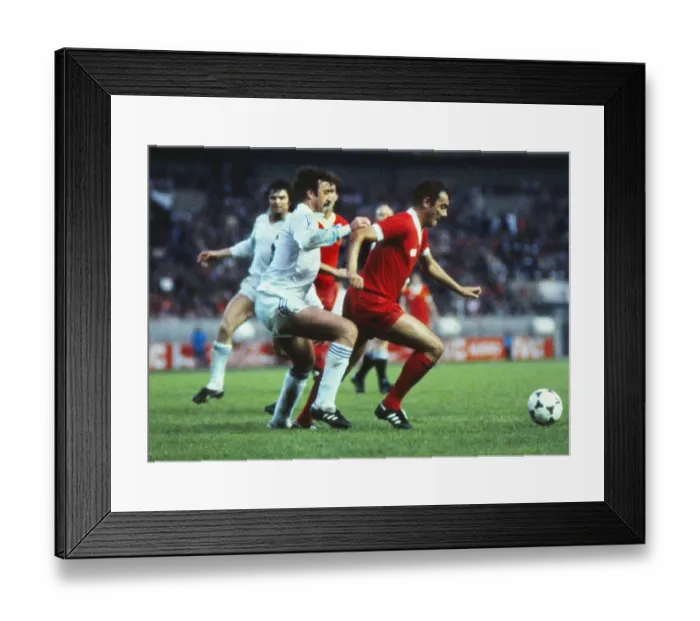 Framed Print : Liverpools Ray Kennedy and Reals Vicente Del Bosque - 1981 European Cup Final Framed Print : Liverpools Ray Kennedy and Reals Vicente Del Bosque - 1981 European Cup Final