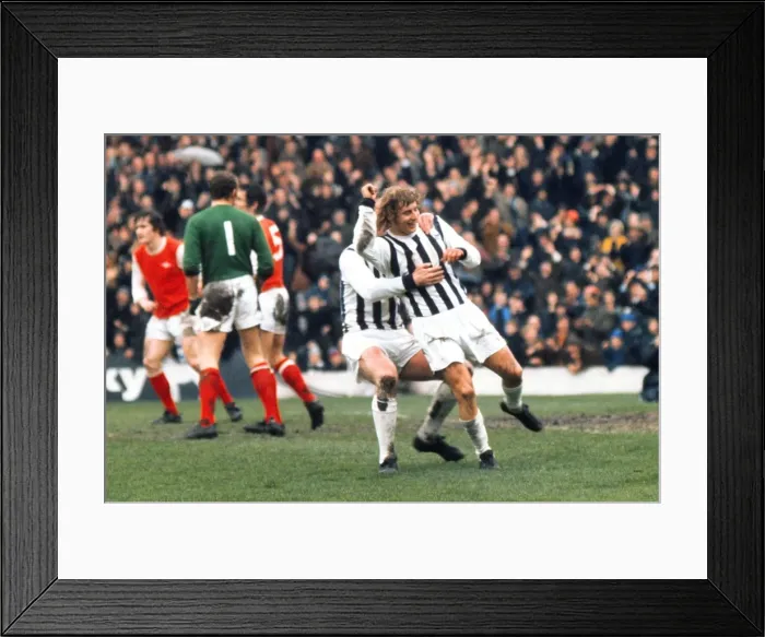 Framed Print : Asa Hartford - West Bromwich Albion Framed Print : Asa Hartford - West Bromwich Albion
