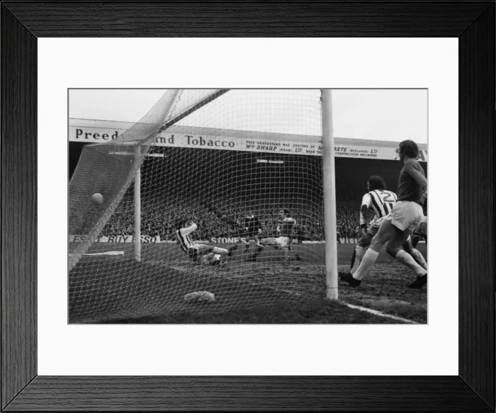 Framed Print : Frank McLintock scores for Arsenal in 1971 Framed Print : Frank McLintock scores for Arsenal in 1971