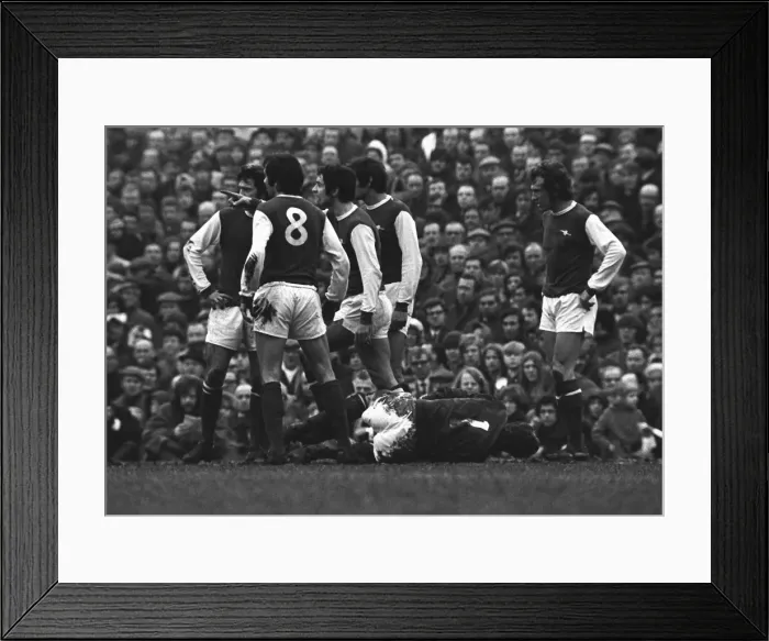 Framed Print : Frank McLintock points the finger at an Ipswich player as Bob Wilson lies injured Framed Print : Frank McLintock points the finger at an Ipswich player as Bob Wilson lies injured