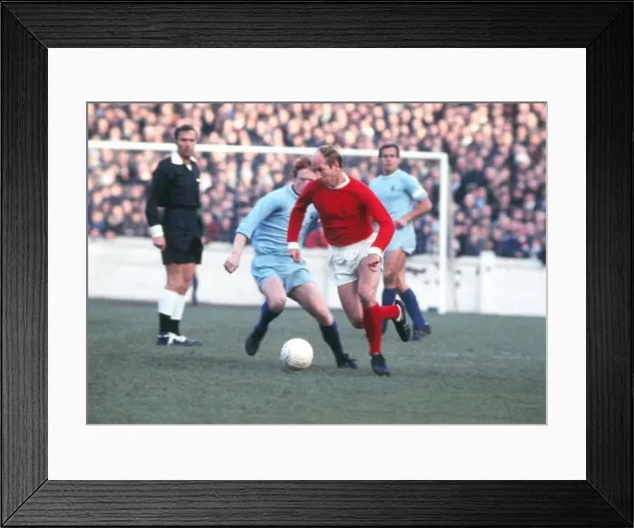 Framed Print : Bobby Charlton - Manchester United Framed Print : Bobby Charlton - Manchester United