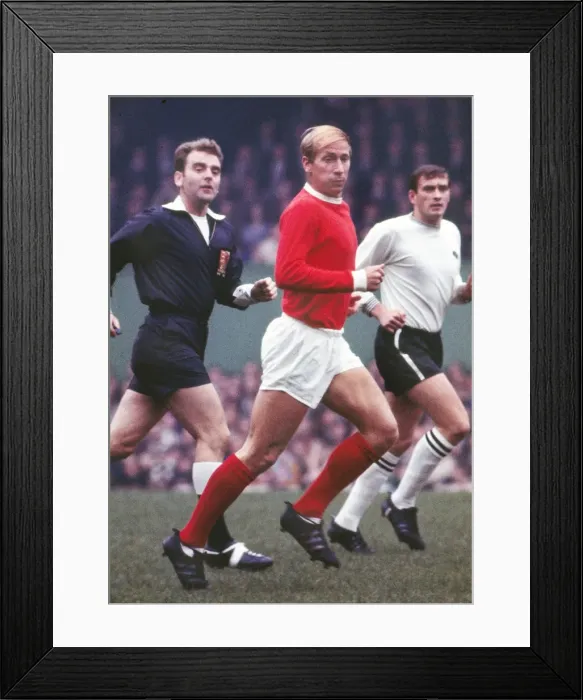 Framed Print : Bobby Charlton - Manchester United Framed Print : Bobby Charlton - Manchester United